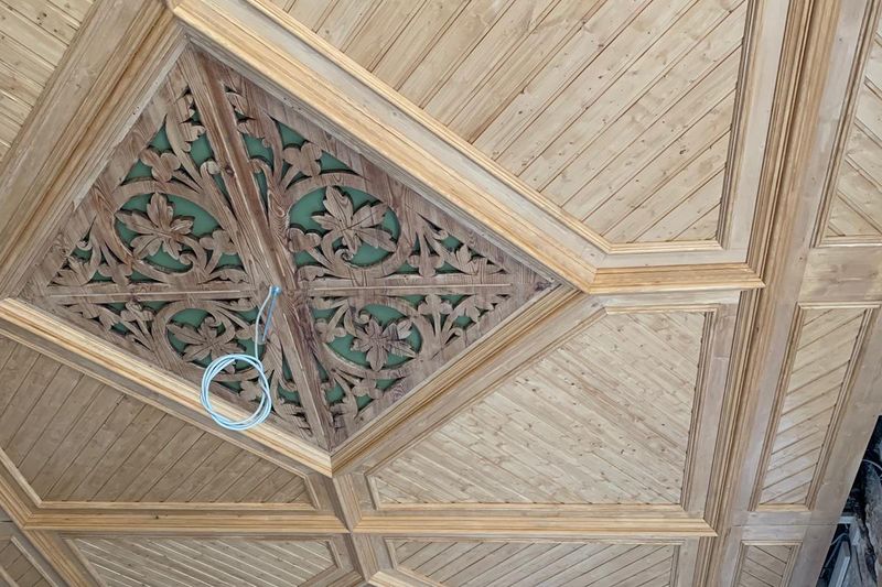 Handgearbeitete Holzkassettendecke